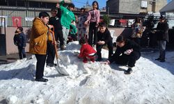 Adana'da çocuklar kamyonlarla getirilen karla eğlendi