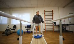 Enkazdan kurtarılan 13 yaşındaki Melike protezle yürümeye başladı