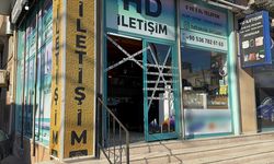 Adana'da 2 zanlı mağazadan cep telefonu ve aksesuar çaldı