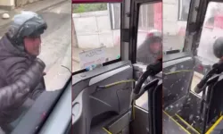 Adana'da kaskıyla diğer aracın camını kıran motosikletlinin ehliyetine el konuldu