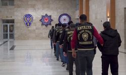 Antalya'da kendilerini polis ve savcı olarak tanıtıp dolandırıcılık yapan 12 zanlı tutuklandı