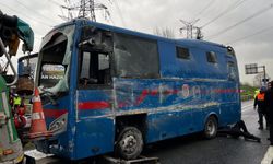 İstanbul'da cezaevi nakil aracı devrildi: 19 yaralı