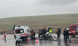 Yolcu otobüsü ile otomobilin çarpıştığı kazada 3 kişi öldü