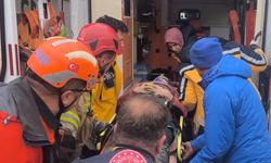 Çöken ahşap evin enkazı altında kalan kişi kurtarıldı