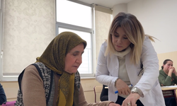 65 yaşındaki Zeliha teyze İngilizce öğrenme azmiyle örnek oluyor