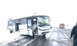 Cenazeye gidenleri taşıyan midibüs devrildi, 22 kişi yaralandı