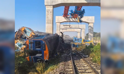 Tayland'da üzerine inşaat vinci düşen tren devrildi 22 ölü çok sayıda yaralı var
