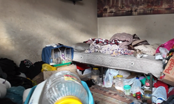 Adana'da şikayette bulunulan evden iki kamyon çöp çıktı