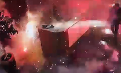 Sitenin danışmasına bırakılan kargonun patlama anı kamerada