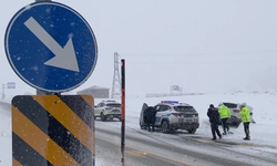 Refüje çarpan otomobildeki 3 kişi yaralandı