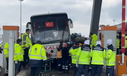 Yolcu otobüsünün çarptığı otomobil gişede sıkıştı