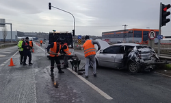 Tır ile çarpışan otomobildeki 3 kişi yaralandı