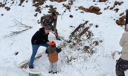Erzincan'da yabani hayvanlar için karla kaplı arazilere yem bırakıldı