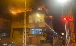 Hatay'da 2 katlı binanın damında çıkan yangın söndürüldü