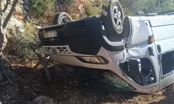 Hatay'da ağaçlık alana devrilen öğrenci servisindeki 5 kişi yaralandı