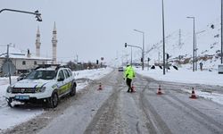 Çığ, Bayburt-Erzurum yolunu kapattı!