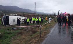 Kontrolden çıkan midibüs şarampole devrildi: 25 kişi yaralandı