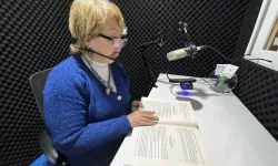 Gönüllüler, görme engelliler için kitapları 'konuşturuyor'