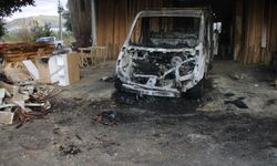 Mersin'de park halindeki kamyonet ve otomobil yandı