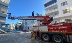 Midyat'ta balkonda mahsur kalan kadını itfaiye ekipleri kurtardı