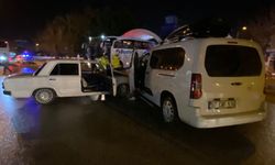 Serik'te iki otomobilin çarpıştığı kazada 3 kişi yaralandı