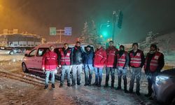Şahbaz Derneği̇ kar yağışında yolda kalan vatandaşların yanında