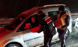 Kahramanmaraş’ta Yollarda Mahsur Kalanlar Vatandaşların İmdadına Jandarma ve Kızılay Yetişti