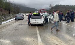 Burdur'da iki otomobilin çarpıştığı kazada 7 kişi öldü, 5 kişi yaralandı