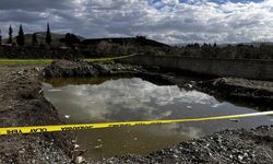 Su dolan inşaat temeline düşen 2 kardeş boğularak can verdi