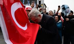 Başkan Görgel Türk bayrağına İstiklal Madalyası'nı toka etti