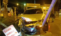 Adana'da otomobille minibüsün çarpışması sonucu 3 kişi yaralandı