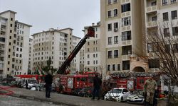 Batman'da 10 katlı binada çıkan yangında 21 kişi dumandan etkilendi