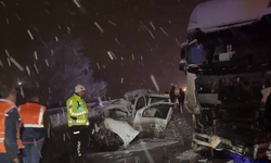 Tır ile çarpışan SUV tipi araçtaki 4 kişi hayatını kaybetti