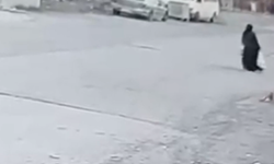 Hatay'da seyir halindeki pikabın açılan kasa kapağının çarptığı yaya yaralandı