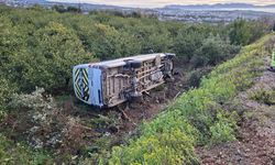 Hatay'da ağaçlık alana devrilen öğrenci servisindeki 9 kişi yaralandı
