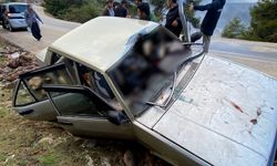 Yola yuvarlanan kaya aracı parçaladı