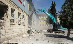 Aladağ'da depreme dayanıksız oldukları belirlenen 3 okulun yıkımına başlandı