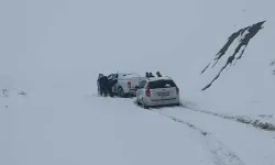 Siirt'te kar nedeniyle mahsur kalan 15 araç kurtarıldı