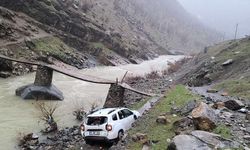 Şırnak'ta şarampole devrilen otomobildeki 2 kişi yaralandı