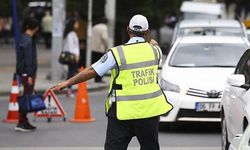 Mersin'de yaya yürüyüş alanlarında motosiklet süren aday sürücüye para cezası verildi