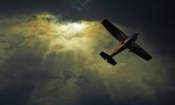 İnişe geçen uçaktaki pilotları silahla vurdular