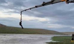 Şanlıurfa'da derede mahsur kalan traktörün sürücüsü vinçle kurtarıldı