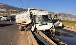 Kahramanmaraş’ta kamyonet bariyere ok gibi saplandı