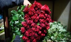 Renk cümbüşüne dönen çiçek mezatlarını Kadınlar Günü heyecanı sardı