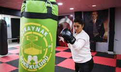 Ringe çıkan Adanalı kadınlar hem stres atıyor hem savunma tekniklerini öğreniyor