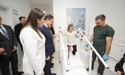 Hatay'da depremde bacağını kaybeden 7 yaşındaki Zeynep proteziyle yeniden yürüdü