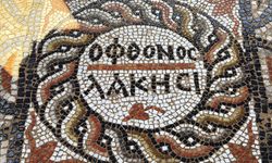 Syedra Antik Kenti'nde yürütülen kazılarda "kıskanan çatlasın" yazılı mozaik bulundu