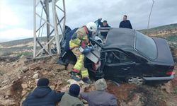 Hatay'da elektrik direğine çarpan otomobilin sürücüsü hayatını kaybetti