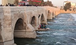 Adana'da akıntıya kapılan iki kişi itfaiye tarafından kurtarıldı