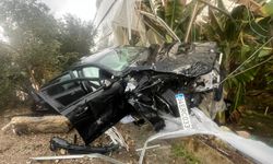 Alanya'da muz serasına devrilen otomobildeki 4 kişi yaralandı